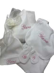 Set Bébé Personnalisé – Combinaison, Bonnet, Gants, Bavoir & Body