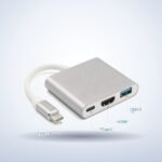 Hub USB-C 3.2 vers HDMI, USB-A et USB-C – photo studio