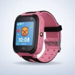Montre connectée enfant avec localisation – Rose – photo studio